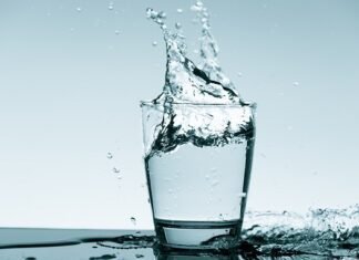 Πόσο νερό πρέπει να πίνω;
