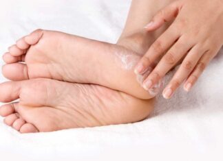 Σκασμένες φτέρνες: Τέσσερις φυσικές θεραπείες για βελούδινα πόδια