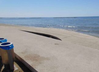 Ο περίπατος δίπλα στη θάλασσα ενισχύει την ευεξία