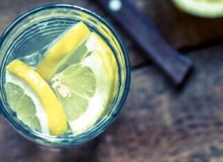 Νερό με λεμόνι – Πως ωφελεί στην υγεία