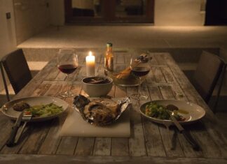 Πώς επηρεάζει τον ύπνο το φαγητό αργά τη νύχτα