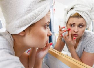 Σπυράκια ακμής: Εξαφανίστε τα με τη βοήθεια της ντομάτας