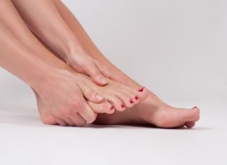 Σκασμένες φτέρνες: 8 αιτίες που πιθανώς αγνοείτε