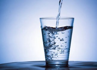 Καύσωνας: Πόσο νερό πρέπει να πίνετε