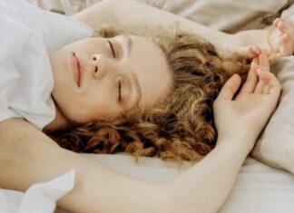 Οι πιο συνηθισμένες αιτίες εμφάνισης ρυτίδων είναι ο τρόπος που κοιμόμαστε το βράδυ