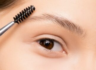 Οι μακριές βλεφαρίδες αναδεικνύουν το βλέμμα μιας γυναίκας και το κάνουν πιο εκφραστικό