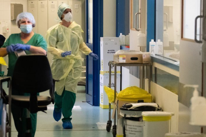 Κορωνοϊός: Πού εντοπίστηκαν τα κρούσματα – Σε σοβαρή κατάσταση 84 ασθενείς