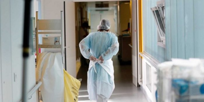 Η εκτόξευση κρουσμάτων έφερε μεγάλη συμφόρηση στα δημόσια νοσηλευτήρια