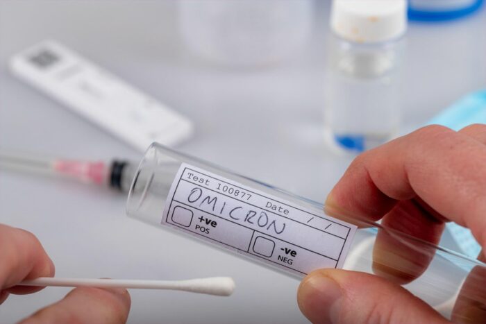 «Όμικρον»: Ποια είναι τα συμπτώματα τις πρώτες 48 ώρες