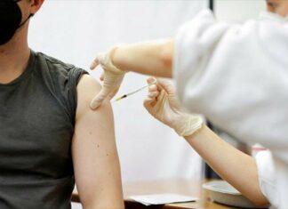 Η αναμνηστική δόση του εμβολίου παρέχει προστασία στους άνω των 65 για τουλάχιστον 15 εβδομάδες