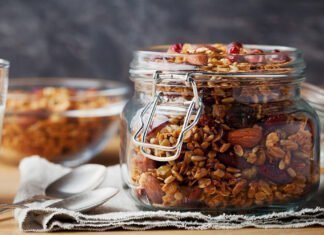 Τι τρώνε οι αιωνόβιοι; Ποιες τροφές βάζουν στο πιάτο τους