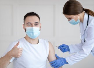 Εμβολιασμοί: Πόσο προστατεύει η 4η δόση – Και αν στο μεταξύ κολλήσουμε COVID-19;