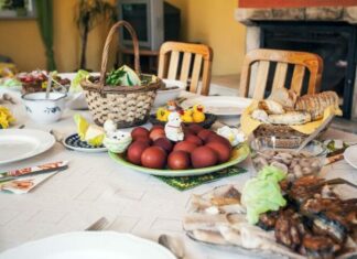 Άρση περιορισμού αριθμού ατόμων για συναθροίσεις σε οικίες από την Παρασκευή, εισηγείται η ΣΕΕ