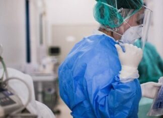 Κορωνοϊός: Επιπλέον 1.365 θάνατοι σημειώθηκαν διεθνώς το Σάββατο