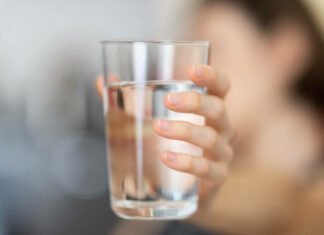 Απώλεια βάρους: Το κρύο ή το ζεστό νερό βοηθά περισσότερο;