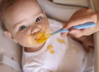 Βρεφική διατροφή: Επτά τροφές που δεν κάνει να τρώνε τα μωρά