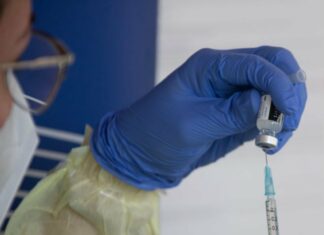 Κορωνοϊός: Μειώνεται από σήμερα το ηλικιακό όριο για 3η και 4η ενισχυτική δόση