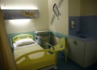 Έξω από το Υπ. Υγείας οι γονείς παιδιών με νεφρολογικές παθήσεις