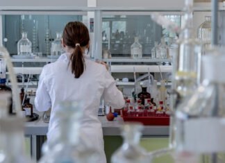 «Τριπλή επιδημία»: Τι συμβαίνει όταν συγκρούονται κρούσματα γρίπης, RSV και κορονοϊού;