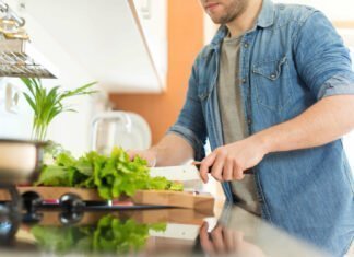 Οι γιορτές πέρασαν αλλά τα κιλά έμειναν: 3 tips για να τα ξεφορτωθούμε