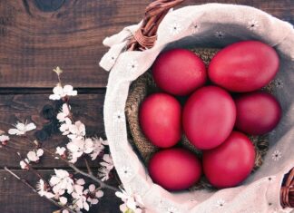 8 λόγοι να φάτε αβγά το Πάσχα και το έθιμο της βαφής των αβγών