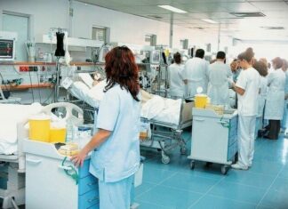 Με δυναμικά μέτρα προειδοποιούν οι νοσηλευτές λόγω υποστελέχωσης και κοροϊδίας
