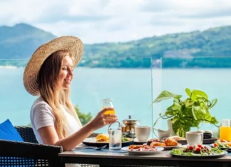 Πώς θα φάτε άφοβα στις διακοπές χωρίς να πάρετε κιλά