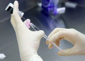 Χορήγηση εμβολίων Covid-19, γρίπης σε κλινήρεις ασθενείς, λέει το Υπ. Υγείας