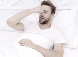 Υπνική άπνοια: Τα επικίνδυνα συμπτώματα και τι πρέπει να κάνετε