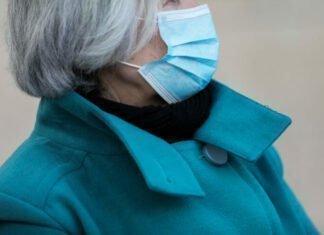 Σύσταση για χρήση μάσκας σε κλειστούς χώρους στην Ελλάδα λόγω έξαρσης του κορωνοϊού