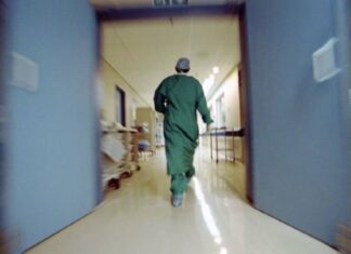 Πώς γίνεται ιδιώτης γιατρός να αποφασίζει για τα δημόσια νοσηλευτήρια;