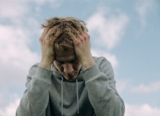 Ακανόνιστα γεύματα και ηλεκτρονικό τσιγάρο, συνδέονται με συχνούς πονοκεφάλους στους νέους