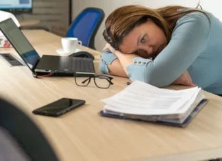 Γιατί μπορεί να εξακολουθείτε να αισθάνεστε εξουθενωμένοι μετά από διακοπές