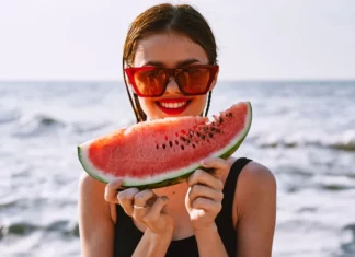 Το καρπούζι θεωρείται ένα από τα πιο υγιεινά και δροσιστικά καλοκαιρινά φρούτα
