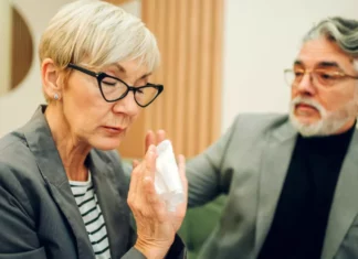 Ένας ψυχολόγος εξηγεί γιατί είναι ok να μην συγχωρούμε