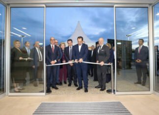 Κόβει κορδέλες ο ΠτΔ και λέει πως… στηρίζει τα δημόσια νοσηλευτήρια