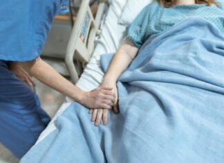 “Ο κόμπος έφτασε στο χτένι”: Νοσηλευτές προειδοποιούν για επικίνδυνες συνθήκες εργασίας