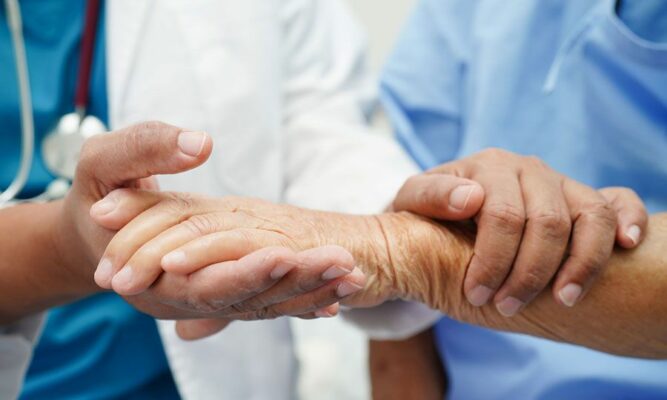 Επίτιμος πρόεδρος ΟΣΑΚ: Ευνοούν οικονομικά συμφέροντα εις βάρος των ασθενών