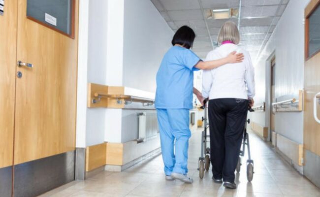 ΑΚΕΛ: Νόμος «δύο ταχυτήτων» στα Κέντρα Αποθεραπείας – Εις βάρος ασθενών και ηλικιωμένων