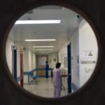 Εισαγωγές χωρίς έγκριση ειδικού και αναμονές έως 11 ώρες στα δημόσια νοσοκομεία