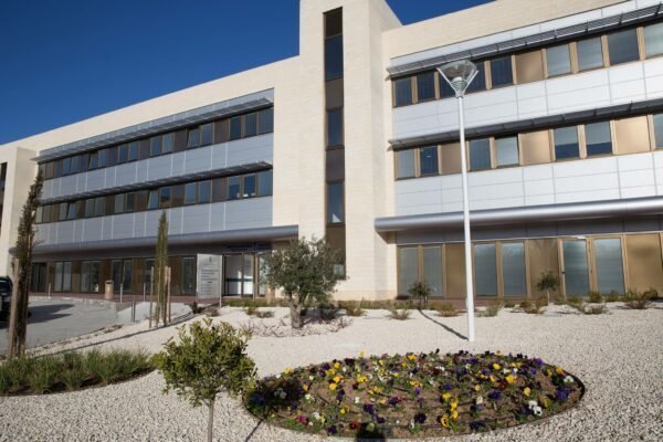 ΑΚΕΛ: Το κράτος έχει εγκαταλείψει τις δημόσιες ογκολογικές υπηρεσίες