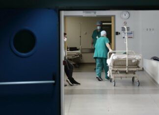 Απομάκρυνση νοσηλευτικού λειτουργού μετά από καταγγελία συγγενών ηλικιωμένης ασθενούς