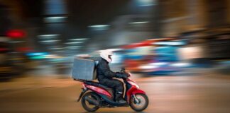 Τι μεταφέρεται μαζί με το φαγητό; Οι Αρχές ετοιμάζουν εκστρατείες – Έλεγχοι και πιθανές αλλαγές στη νομοθεσία